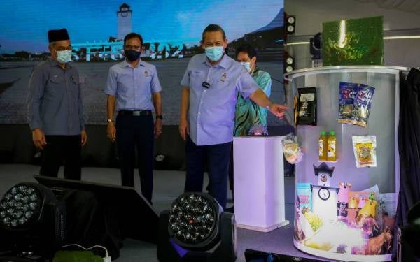 Aminuddin (kanan) ketika melancarkan NS Fest 2022 di Dataran Nilai di sini pada Khamis.