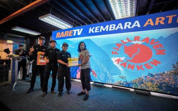 Saiful (dua dari kanan) menyampaikan sijil penghargaan kepada rakan penaja Kembara Artik pada Khamis.