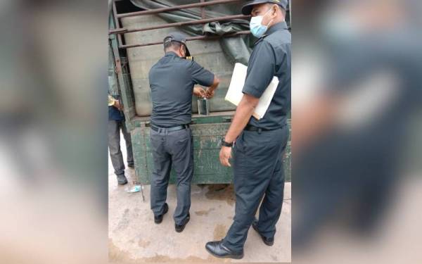 Pemeriksaan lanjut menemui tangki tambahan di bahagian belakang lori tersebut.- Foto ihsan KPDNHEP