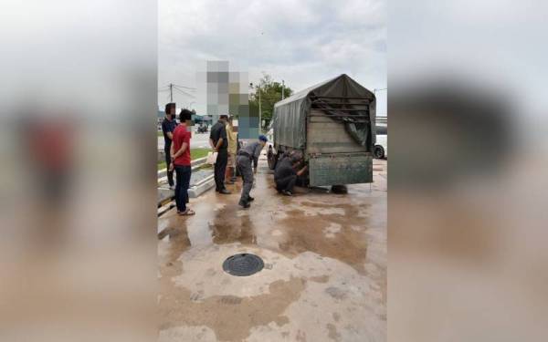 Pemandu dan kelindan lori yang ditahan untuk siasatan lanjut. - Foto ihsan KPDNHEP