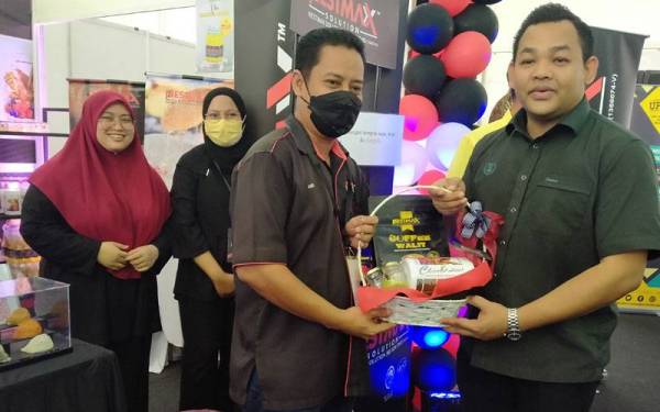 Mohd Firdaus (kanan) ketika melawat reruai usahawan yang mengambil bahagian dalam Kedah Halal Festival 2022 di Amanjaya Mall, Sungai Petani pada Khamis.