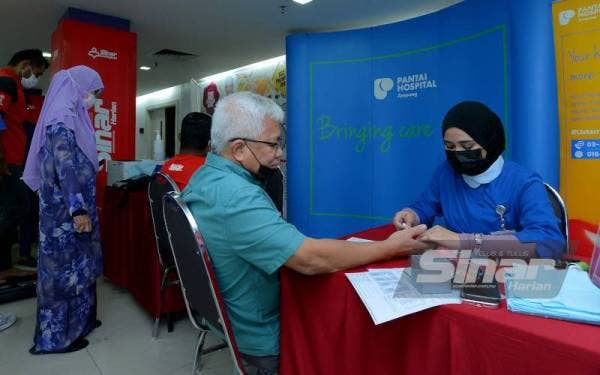 Pengerusi Kumpulan Karangkraf, Datuk Hussamuddin Yaacub turut mendapatkan pemeriksaan kesihatan percuma yang ditaja oleh Hospital Pantai di bangunan Kumpulan Karangkraf pada Khamis. - Foto Sinar Harian/ MOHD HALIM ABDUL WAHID