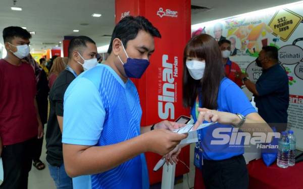 Staf PHA memberikan penerangan kesihatan kepada salah seorang warga Karangkraf yang hadir. Foto Sinar Harian/ MOHD HALIM ABDUL WAHID