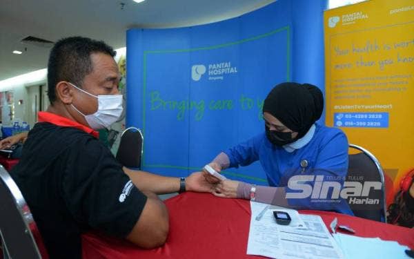 Warga kerja Kumpulan Karangkraf sedang mendapatkan pemeriksaan kesihatan percuma yang ditaja oleh Hospital Pantai di bangunan Kumpulan Karangkraf pada Khamis. - Foto Sinar Harian/ MOHD HALIM ABDUL WAHID