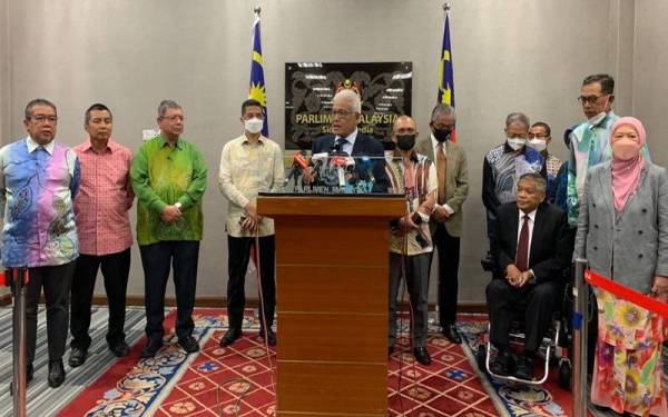 Hamzah (tengah) bersama-sama ahli Parlimen Bersatu ketika sidang akhbar di bangunan Parlimen pada Khamis.