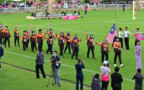 Kontinjen Malaysia semasa upacara perasmian AUG 2022 di Stadium Universiti Ubon Ratchathani Rajabhat, pada Khamis.