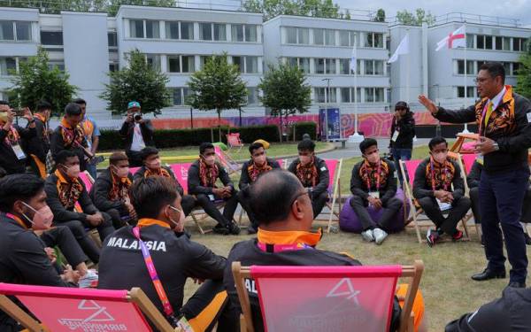 Menteri Belia dan Sukan, Datuk Seri Ahmad Faisal Azumu memberi kata-kata semangat kepada atlet yang menyertai Sukan Komanwel Birmingham di Perkampungan Sukan di Universiti of Warwick. - Foto Bernama