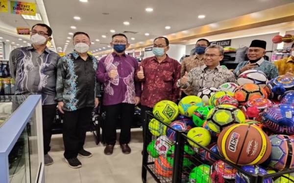 Azi Rahimiee (dua dari kanan) menunjukkan tanda bagus ketika meninjau Pasaraya Pantai Timor selepas majlis perasmian pembukaan pasar raya itu di Bandar Baru Jelawat, Bachok pada Khamis. Turut kelihatan Teik Ee (tiga dari kanan).