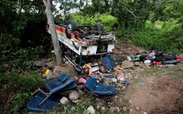 Bas itu dalam perjalanan dari Managua menuju ke sempadan Nicaragua sebelum terjunam ke dalam cerun curam. - Foto REUTERS