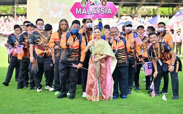 Kontinjen Malaysia semasa upacara perasmian AUG 2022 di Stadium Universiti Ubon Ratchathani Rajabhat, pada Khamis.