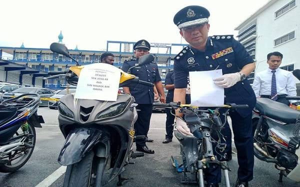 Hoong Fong (kanan) menunjukkan rangka motosikal yang dirampas menerusi beberapa tangkapan yang dijalankan sejak 1 Julai lalu, di IPD Klang Selatan, Klang pada Jumaat.