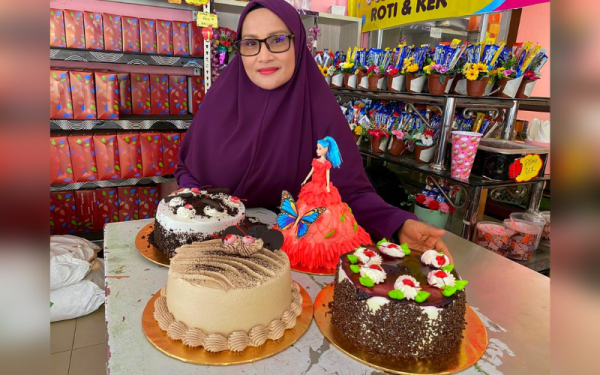 Rohana menawarkan kek percuma kepada golongan kurang berkemampuan di negeri ini.