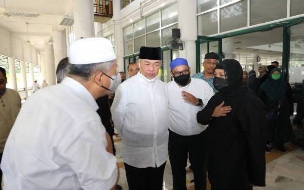 Ahmad Zahid Hamidi (dua dari kiri) ketika menziarahi jenazah Allahyarham Othman Said di Masjid Al Hidayah pagi Jumaat.