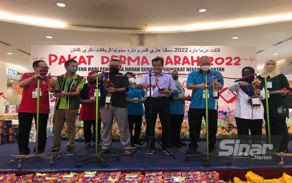 Dr Zaini (tengah) dan Dr Johari (kiri) melakukan gimik perasmian Program Pakat Derma Darah 2022.