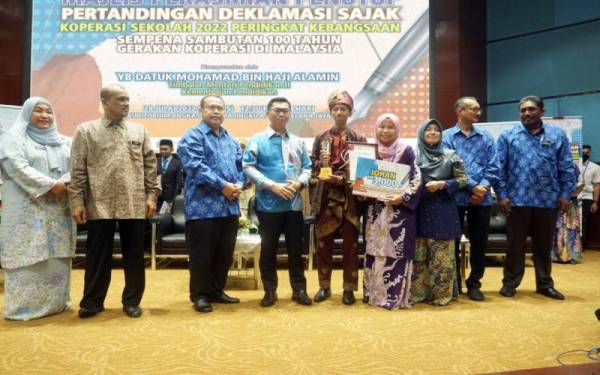 Mohamad Alamin (tengah) bergambar bersama Johan Pertandingan Akhir Deklamasi Sajak Koperasi Sekolah 2022 Peringkat Kebangsaan.