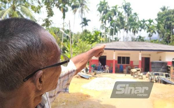Abdullah menunjukkan cuaca gelap menandakan hujan di kaki Gunung Inas yang boleh dilihat dari rumahnya di Kampung Masjid Iboi Kupang Baling Kedah.