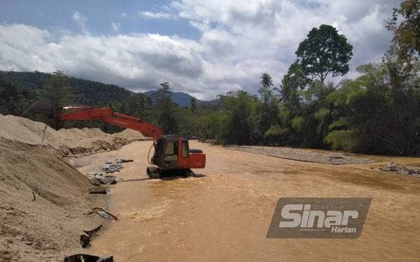Tinjauan Sinar Harian mendapati kerja-kerja mengorek pasir dan mendalamkan sungai dilakukan di Sungai Kupang, Baling Kedah pada Jumaat.