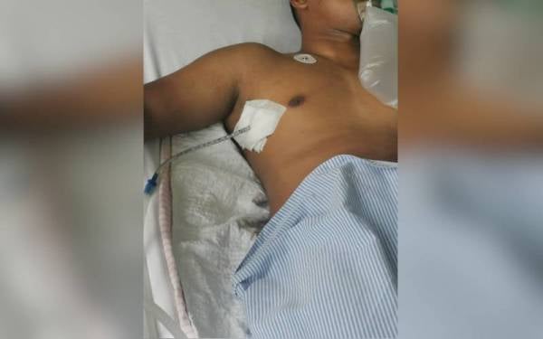 Keadaan dada Faris Ifwat selepas ditebuk melalui siaran di Facebooknya pada Rabu