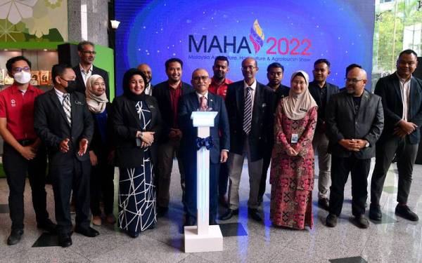 Ronald (tengah) pada gimik pelancaran Pavilion Agrotech MAHA 2022 di Lobi Wisma Tani pada Jumaat. - Foto Bernama