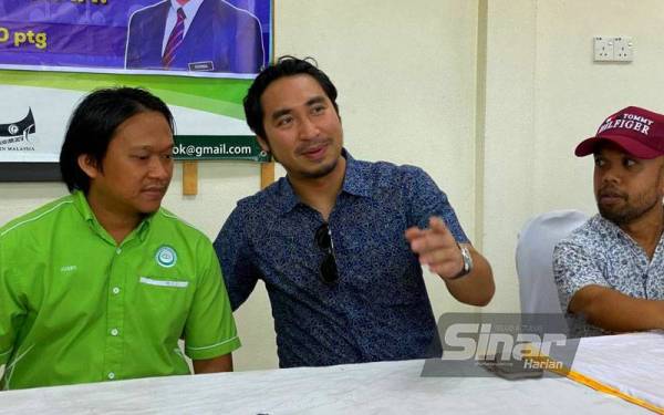 Wan Ahmad Fayhsal (tengah) beramah mesra orang ramai yang hadir semasa program turun padang beliau ke Kilang Projek D'Raja Kelantan di Telong, Bachok pada Jumaat.