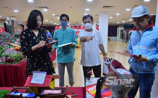 Soo Wincci (kiri), Jimmy Shanley (kanan) dan juri lain meneliti reka bentuk penyertaan peraduan. -Foto Sinar Harian ASRIL ASWANDI SHUKOR