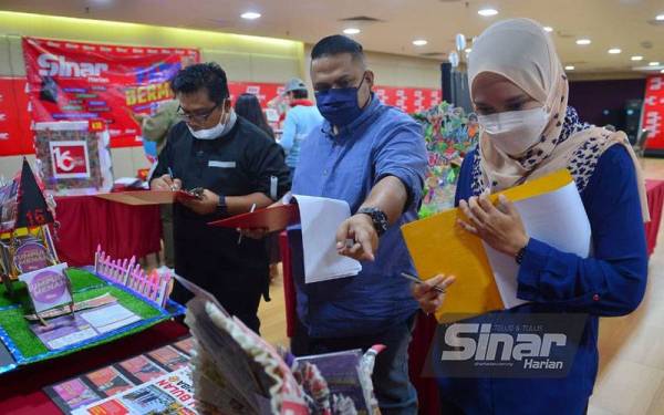 Juri-juri lain mencatat pemarkahan bagi reka bentuk penyertaan peraduan. -Foto Sinar Harian ASRIL ASWANDI SHUKOR