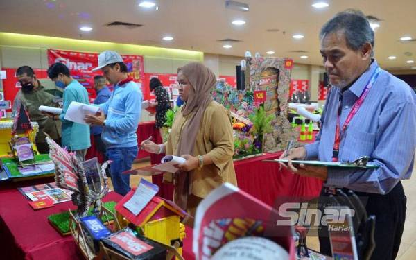Ketua Pengarang Kumpulan Sinar Harian, Rozaid Rahman (kanan) dan Ketua Pegawai Operasi Grup Sinar Karangkraf, Farah Hussamuddin (dua dari kanan) mencatat pemarkahan bagi reka bentuk penyertaan peraduan. -Foto Sinar Harian ASRIL ASWANDI SHUKOR