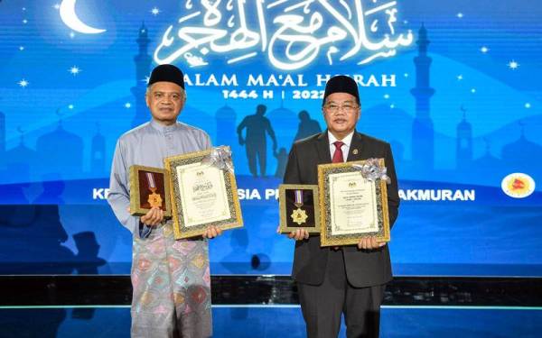 Othman Mustapha (kiri) dan Othsman Hassan bersama pingat yang diterima pada sambutan Ma'al Hijrah Peringkat Kebangsaan Tahun 1444H dan Majlis Bacaan Yasin Hari Pahlawan di Masjid Wilayah Persekutuan pada Jumaat. - Foto Bernama