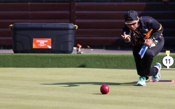 Aksi atlet boling padang negara Siti Zalina Ahmad ketika berdepan Olivia Eunice Buckingham dari Niue pada pusingan pertama acara Boling Padang Perseorangan Wanita pada Sukan Komanwel Birmingham 2022 di Victoria Park pada Jumaat. - Foto Bernama