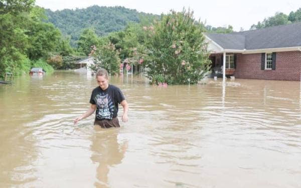 Banjir besar yang melanda Kentucky pada Selasa lalu telah menyebabkan lebih 15 orang terbunuh. - Foto AFP