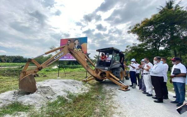 Kon Yeow menyempurnakan Majlis Pecah Tanah Perumahan Mampu Milik Pengkalan Tambang pada Sabtu.
