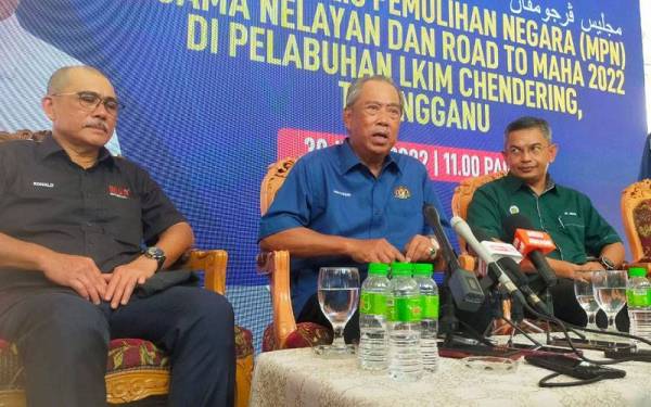 Muhyiddin (dua dari kiri) pada sidang akhbar selepas mengadakan perjumpaan bersama nelayan di Pelabuhan LKIM Chendering di Kuala Terengganu pada Sabtu.