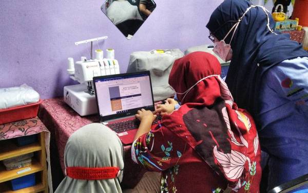 Peserta terdiri pelanggan Mentari Mentakab mempelajari menyediakan resume menerusi bengkel tersebut.