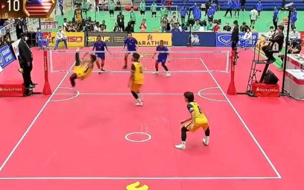 Antara aksi menarik perlawanan Malaysia menentang Thailand di separuh akhir acara regu berpasukan Kejohanan Sepak Takraw Dunia Piala Raja Thailand.