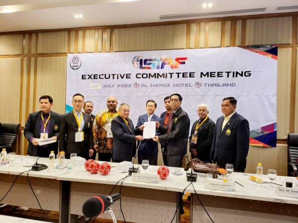 Suhaili (lima dari kiri) menerima watikah pelantikan sebagai naib presiden ISTAF daripada Abdul Halim di Bangkok.