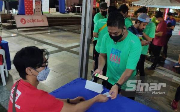 Proses pendaftaran peserta Fun Walk Sinar Harian 16 berjalan lancar di kesemua lima kaunter di Dataran DBKL di sini pada Ahad.