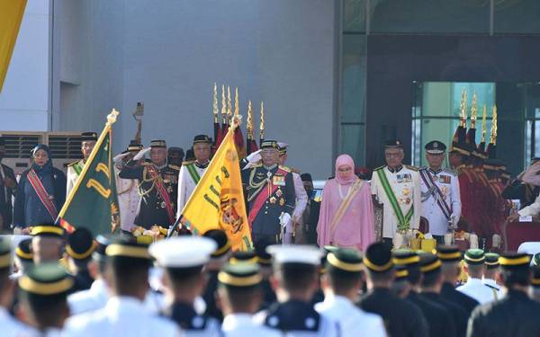 Yang di-Pertuan Agong Al-Sultan Abdullah Ri'ayatuddin Al-Mustafa Billah Shah dan Raja Permaisuri Agong Tunku Hajah Azizah Aminah Maimunah Iskandariah berkenan berangkat ke Istiadat Perbarisan sempena Sambutan Hari Pahlawan 2022 di Dataran Pahlawan Negara hari ini.