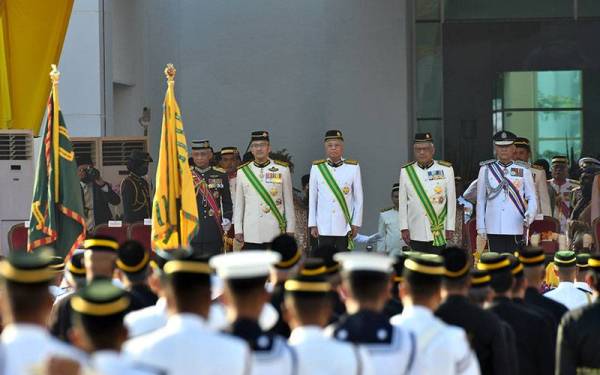 Ismail Sabri bersama Menteri Kanan Keselamatan, Datuk Seri Hishammuddin Tun Hussein dan Menteri Dalam Negeri, Datuk Seri Hamzah Zainudin hadir pada istiadat perbarisan sempena sambutan Hari Pahlawan 2022 di Dataran Pahlawan Negara, pada Ahad. Hadir sama, Panglima Angkatan Tentera, Jeneral Tan Sri Affendi Buang dan Ketua Polis Negara, Tan Sri Acryl Sani Abdullah Sani. - Foto Bernama