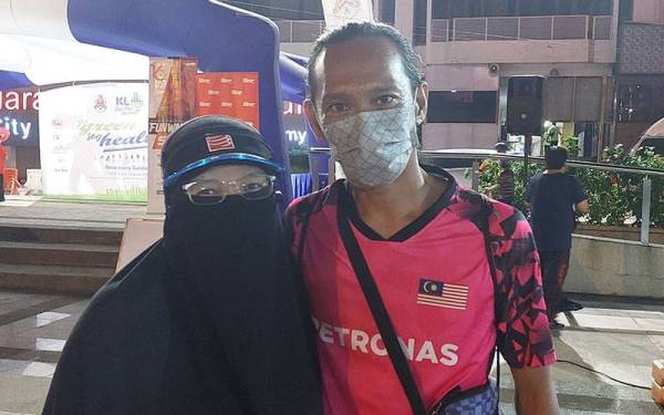 Ruselawati bersama pasangannya dalam program Fun Walk Sinar Harian 16