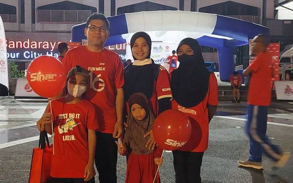 Jamaludin bersama keluarganya yang turut menyertai acar berkenaan.