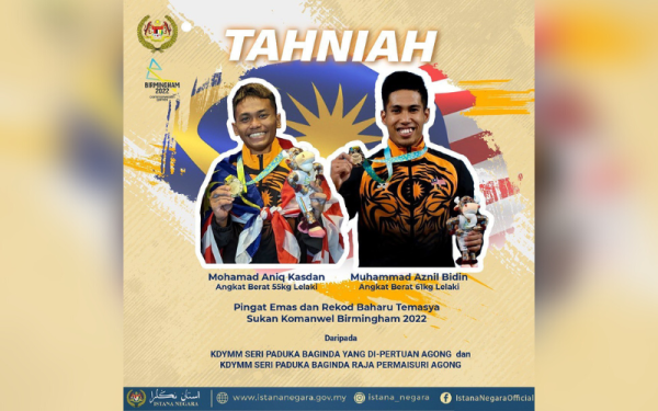 Dua atlet angkat berat lelaki negara yang masing-masing berjaya menyumbang pingat emas dan rekod baharu di Sukan Komanwel Birmingham 2022, pada Sabtu. - Foto Facebook Istana Negara