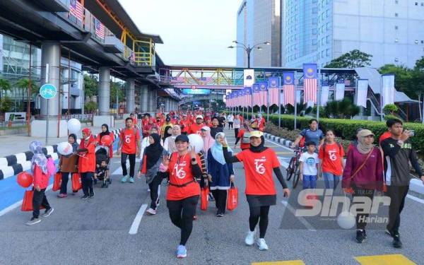 Lebih 3,000 peserta menyertai acara Fun Walk Sinar Harian 16 di dataran DBKL. - Foto Sinar Harian ASRIL ASWANDI SHUKOR