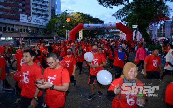 Peserta yang menyertai Fun Walk Sinar Harian 16 di Dataran Dewan Bandaraya Kuala Lumpur (DBKL) pada Ahad.