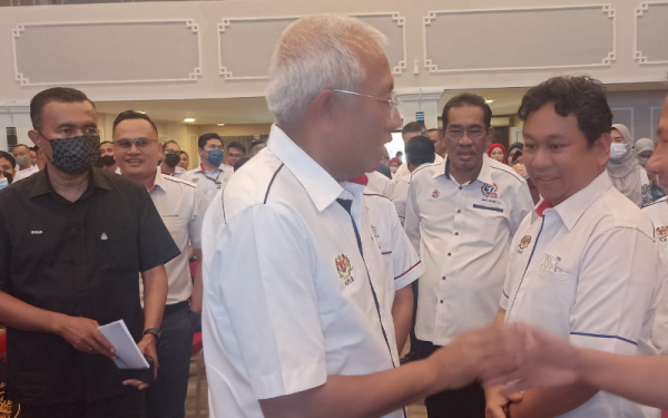 Ahli Parlimen Padang Terap yang juga Menteri Pembangunan Luar Bandar, Datuk Seri Mahdzir Khalid ( tengah) hadir Perhimpunan Bulanan Kementerian Luar Bandar (KPLB) di Dewan Kejora Bandar Penawar, pada Ahad.