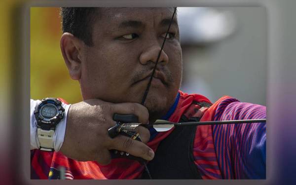Nurfaizal beraksi dalam acara recurve lelaki pada peringkat kelayakan pada Kejohanan Sukan Para ASEAN 2022 Solo di Stadium Kota barat, pada Ahad. - Foto Bernama