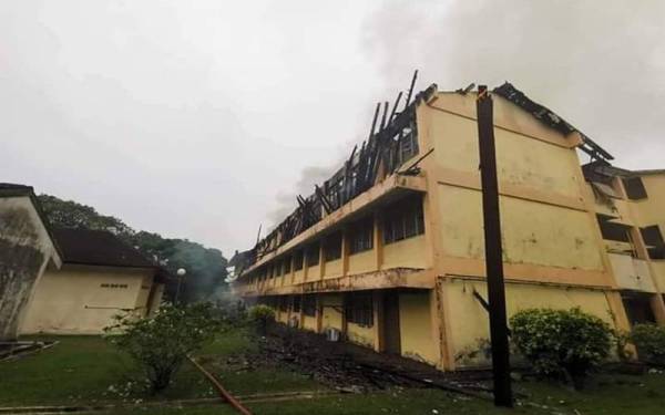 Keadaan bangunan asrama lelaki SMKA Pedas yang terbakar dalam kejadian pada Ahad. Foto Media sosial