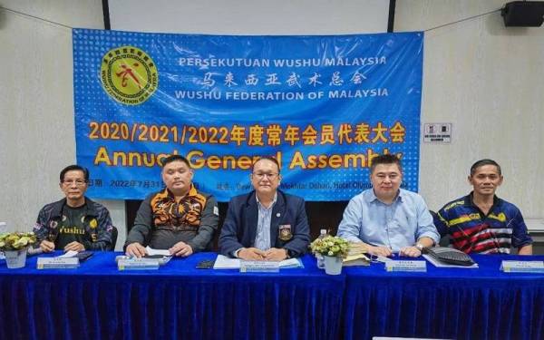 (Dari kiri) Kuan Sai Kow, Yong Kheng Chien, Chong Kim Fatt, Chin Kim Hiung, Chin Kin Thong.