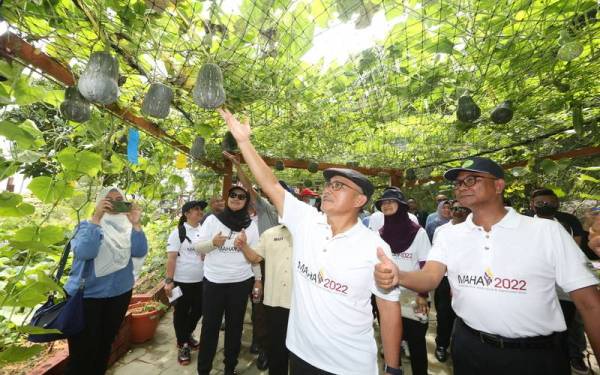 Ronald (depan kiri) meninjau persiapan MAHA 2022 di Serdang pada Ahad.