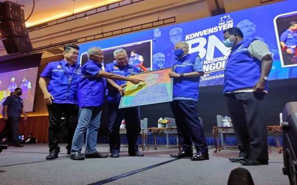 Noh (tiga dari kiri) menyampaikan cenderahati kepada Perdana Menteri (dua dari kanan) pada Konvensyen Barisan Nasional Selangor.