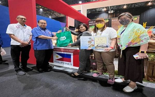 Abdul Fattah (dua dari kiri) menyerahkan sijil penghargaan kepada koperasi dari Filipina, Federation of People’s Sustainable Development Cooperative (FPSDC). Turut hadir Timbalan Presiden Angkasa, Profesor Madya Datuk Dr. Abdul Rahman Abdul Razak Shaik (kiri)